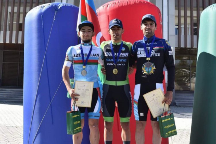 Sakarya Büyükşehir'in pedalı Azerbaycan'da şampiyon oldu
